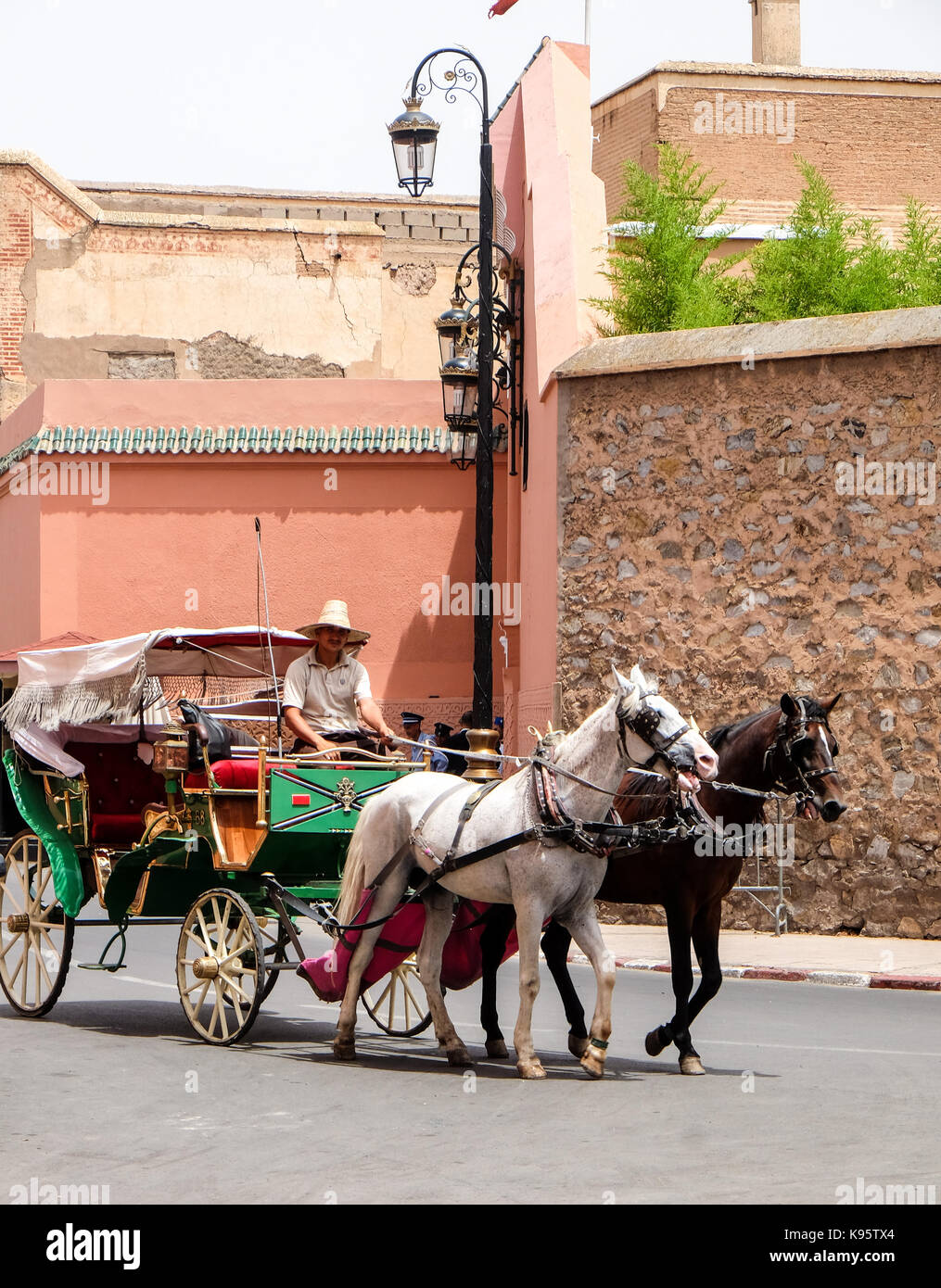 Pferd und Wagen über Straßen in Marrakesch, Marokko Stockfoto