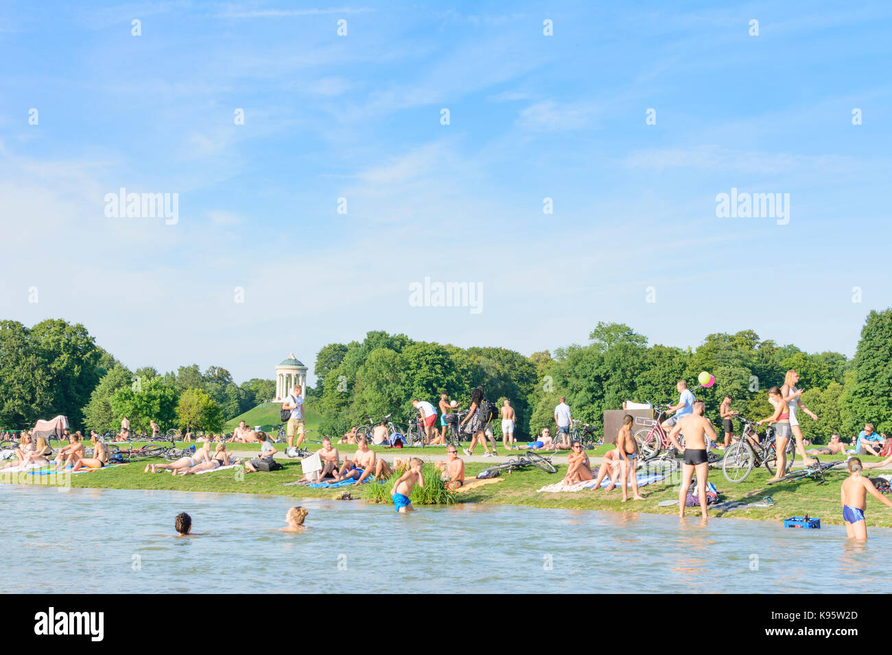 Englischer Garten (englischer Garten), Blick zum Monopteros, stream Schwabinger Bach, Badegast, Sonnenanbeter, Menschen, München, München, Oberbayern, Oberbayern Stockfoto