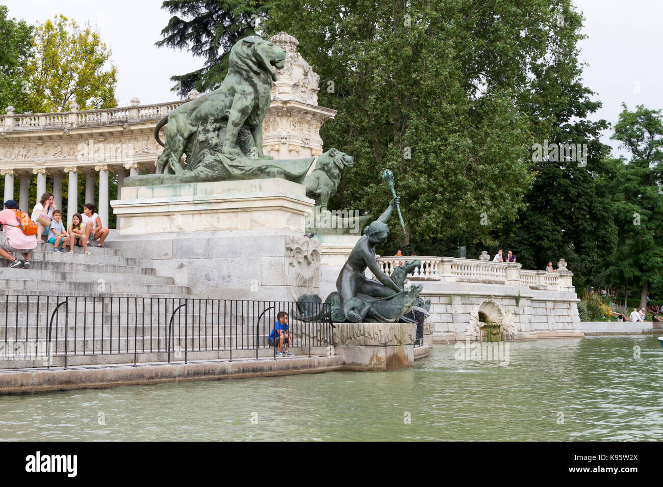 Die Menschen genießen Sie den Sommer Abend in Buen Retiro Park am 28. Juni in Madrid, Spanien 2016. Buen Retiro Park ist der größte Park der Stadt Madrid. Stockfoto