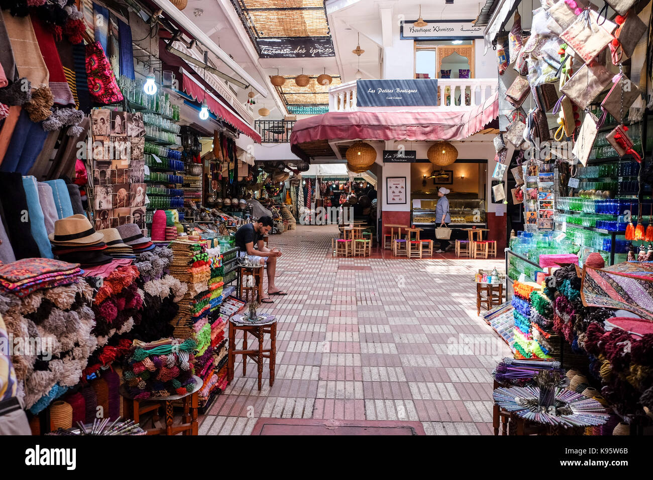 Shoppen in den Souks von Marrakesch Marokko Stockfoto