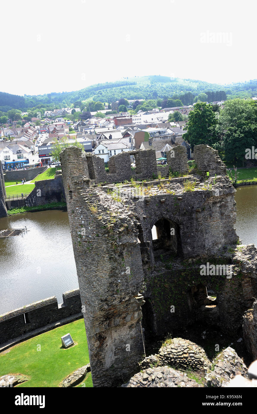 Die South East Tower gesehen von der Oberkante des inneren Östlichen Torhaus. Caerphilly Castle. Stockfoto