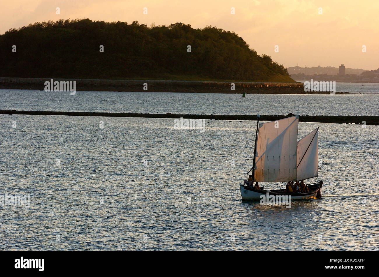 Eine Gruppe von Jugendlichen auf einem Outward Bound Boot Segeln im Hafen von Boston Stockfoto