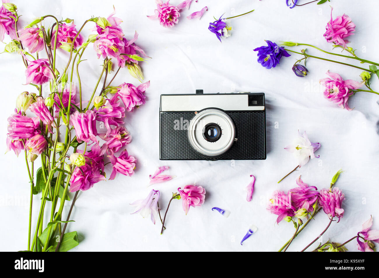 Vintage Kamera und bunten Blumen, flach Stockfoto