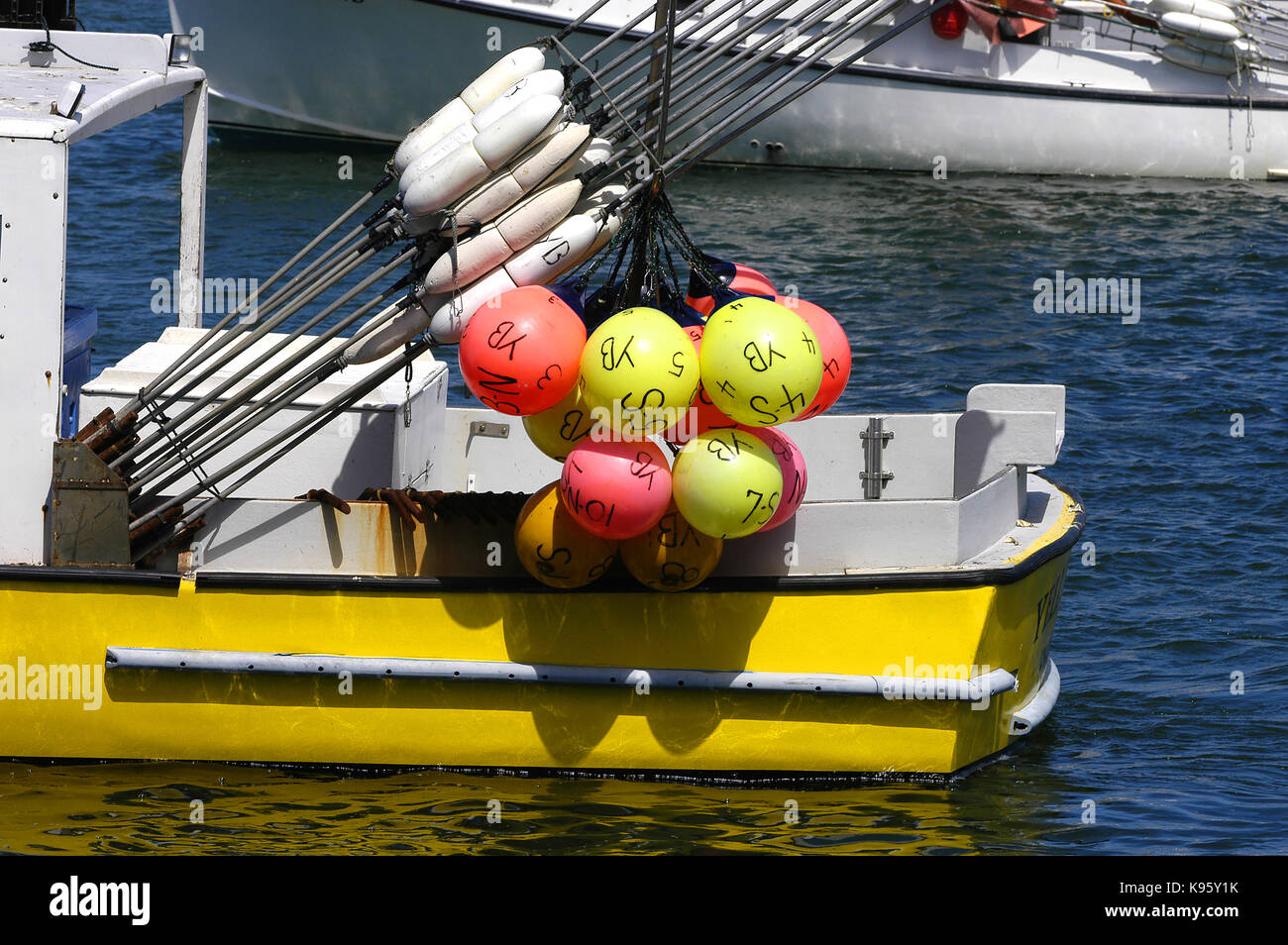Fanggeräte an einem Verankerten kommerziellen Fischerboot in Chatham Hafen auf Cape Cod Stockfoto