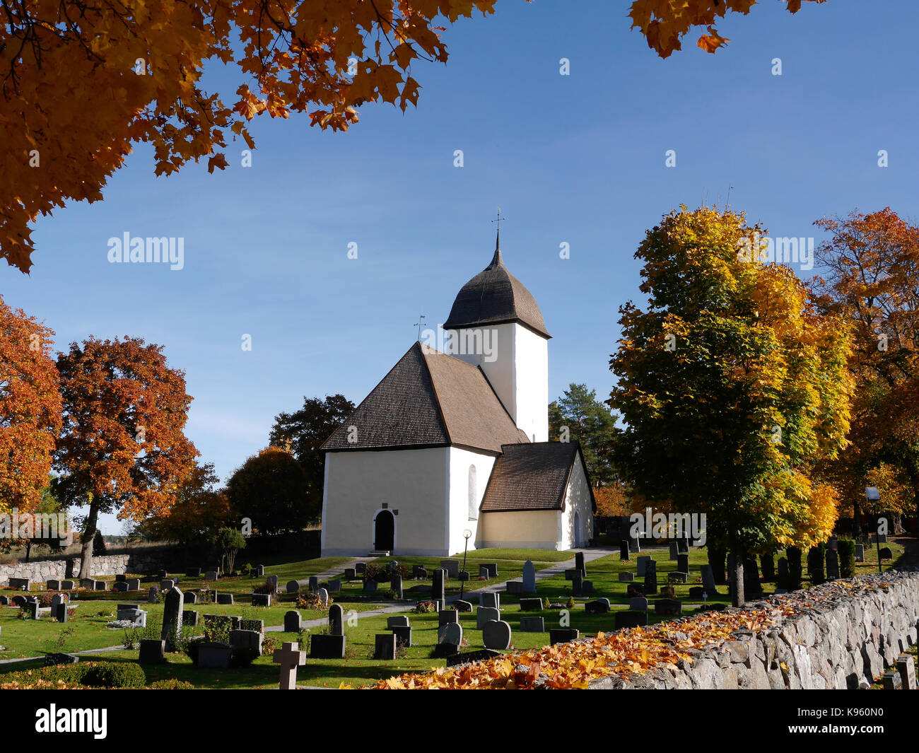 Alte historische Kirche von Husby-Ärlinghundra, etwas außerhalb von Märsta, Sigtuna Gemeinde, nördlich von Stockholm, Schweden. Stockfoto