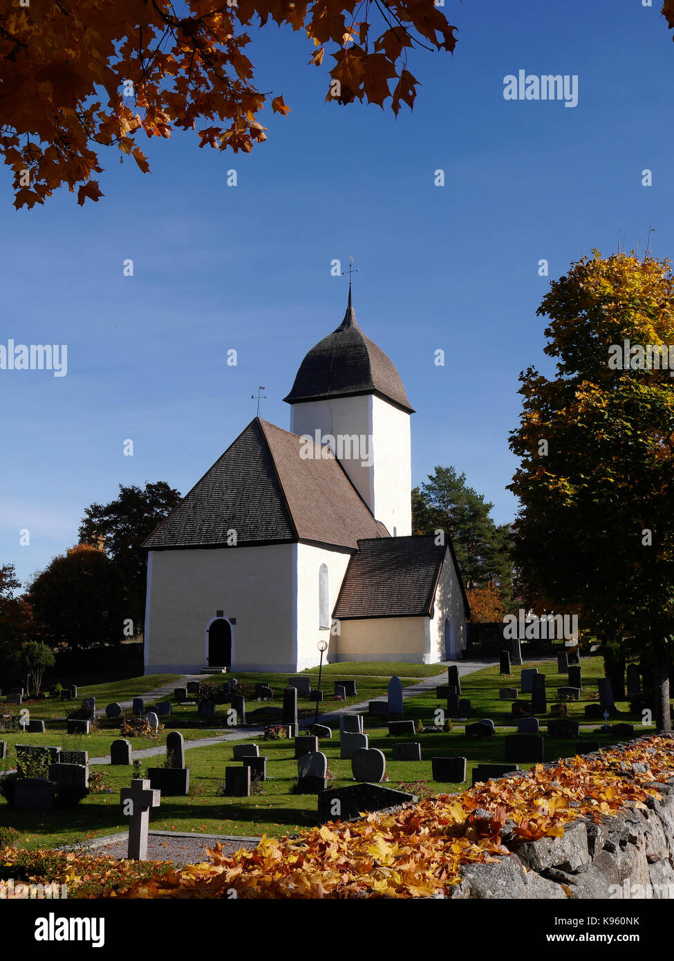 Alte historische Kirche von Husby-Ärlinghundra, etwas außerhalb von Märsta, Sigtuna Gemeinde, nördlich von Stockholm, Schweden. Stockfoto