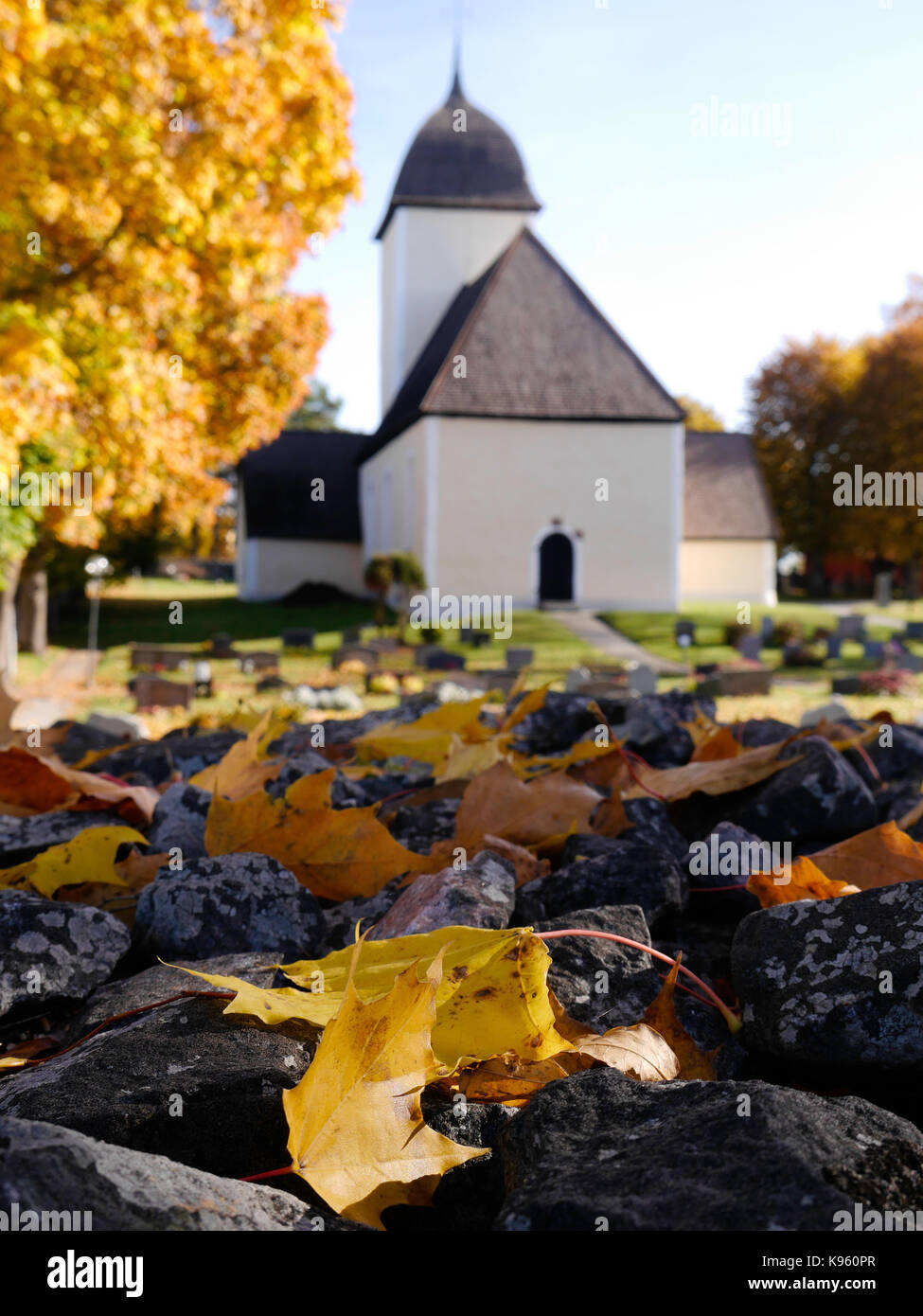 Alte historische Kirche von Husby-Ärlinghundra, etwas außerhalb von Märsta, Sigtuna Gemeinde, nördlich von Stockholm, Schweden. Stockfoto