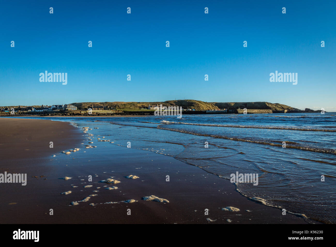 Cruden Bay Strand und Hafen. Stockfoto