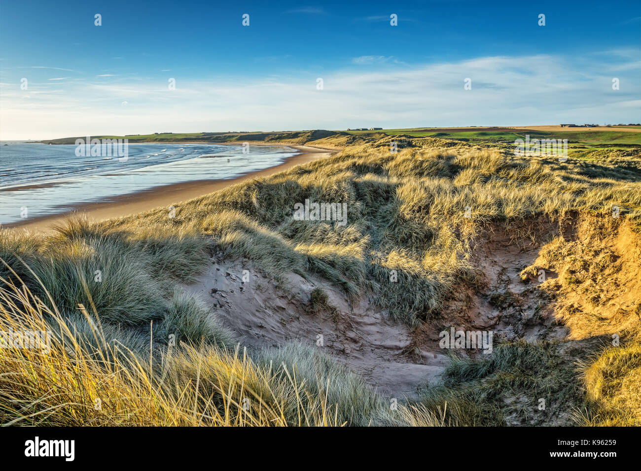 Ein großes Loch in den Dünen bei Cruden Bay. Stockfoto