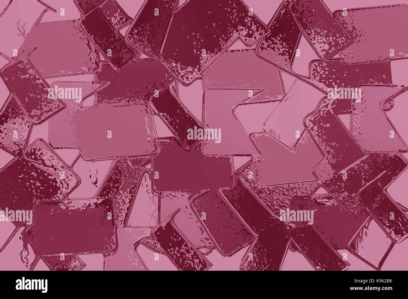 Das Sprichwort "sehen die Welt durch Rosey getönte Brille" in dieser Version von glänzend dargestellt ist Rose farbiges Glas Stücke. Stockfoto