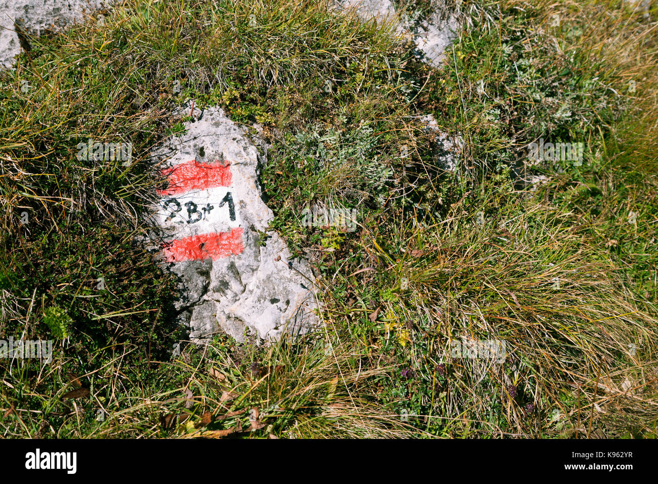 Wegweiser für Wanderer auf einem Berg weg an einem sonnigen Tag Stockfoto