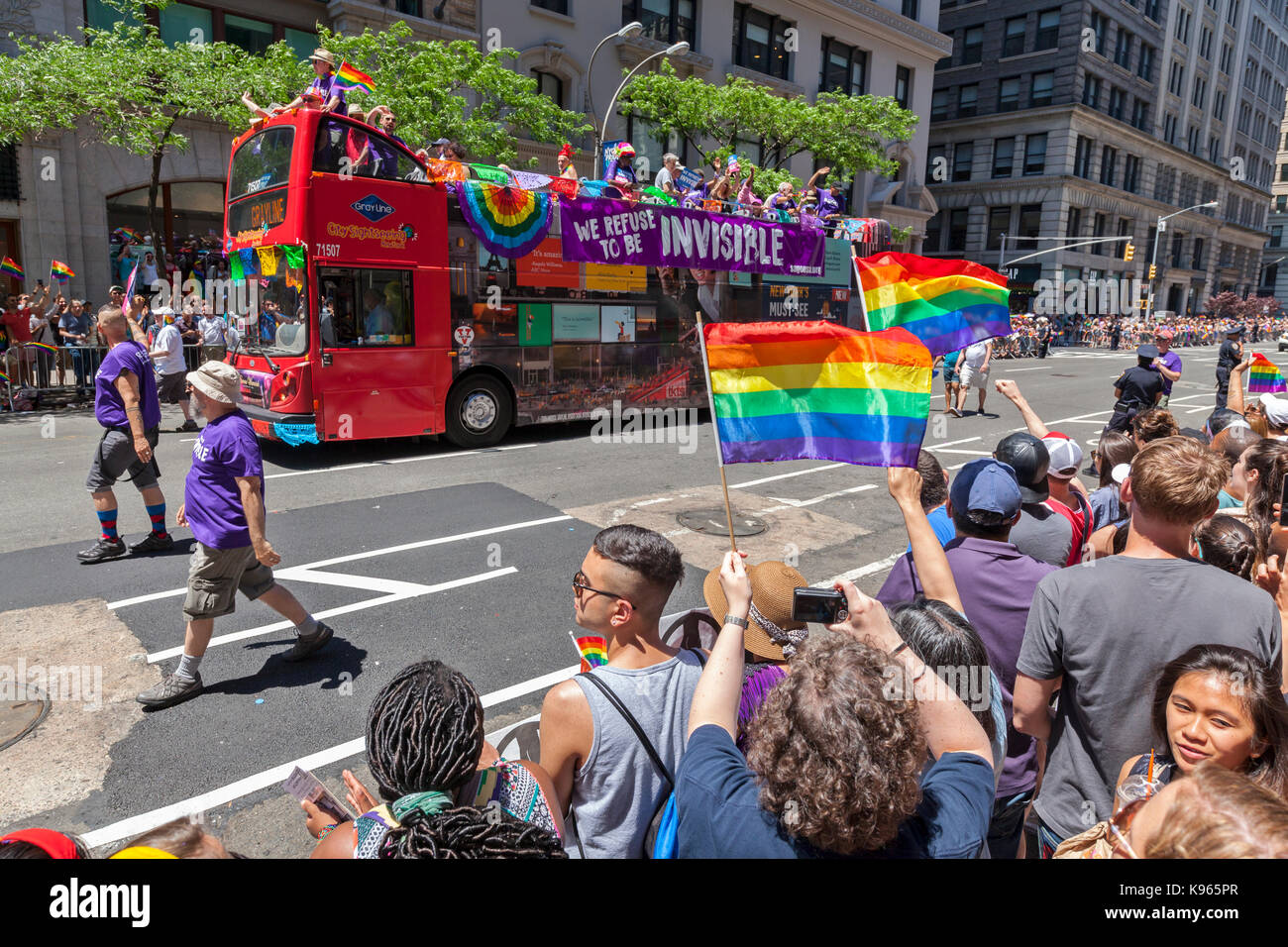 Marchers in der Gay Pride Parade auf der 5th Avenue in Manhattan, New York City, New York. Stockfoto