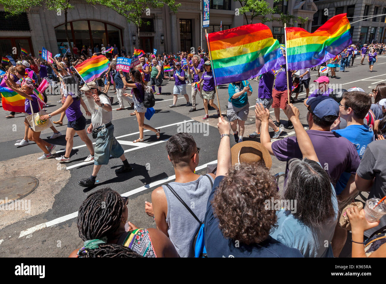 Marchers in der Gay Pride Parade auf der 5th Avenue in Manhattan, New York City, New York. Stockfoto