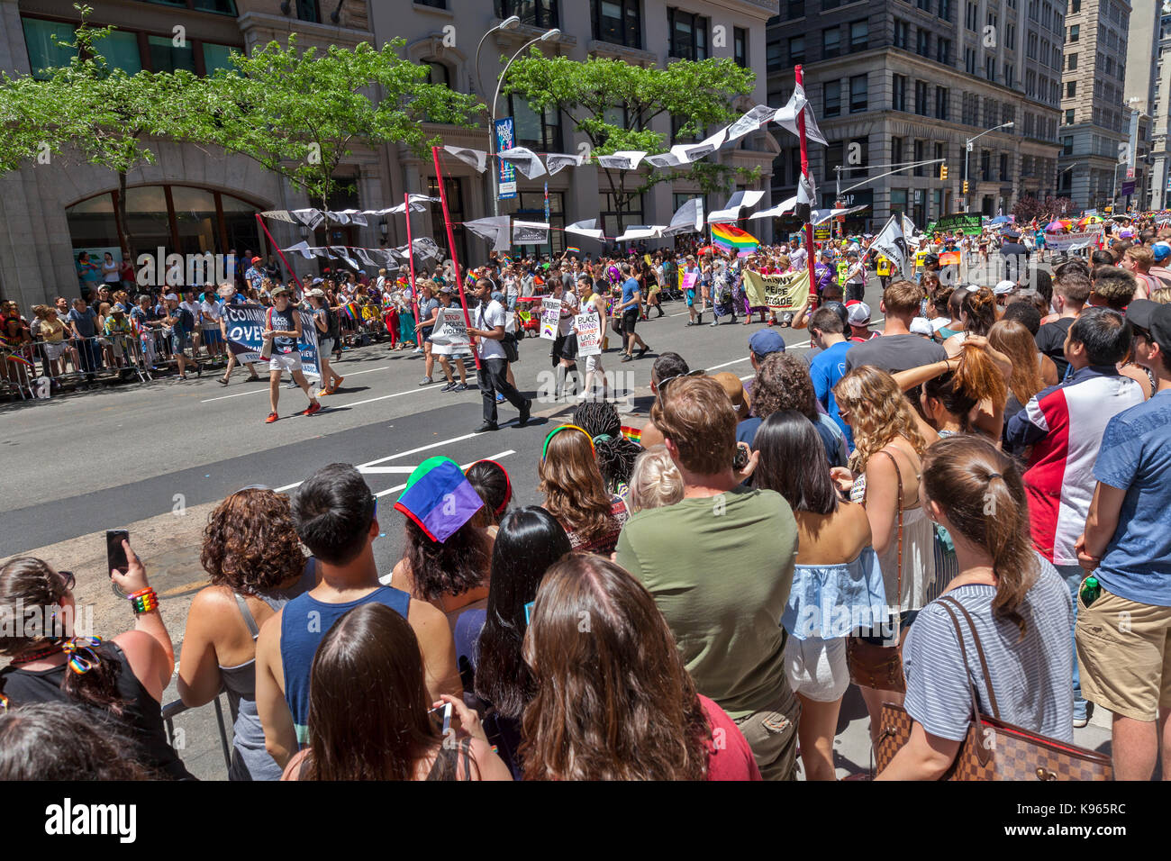 Marchers in der Gay Pride Parade auf der 5th Avenue in Manhattan, New York City, New York. Stockfoto