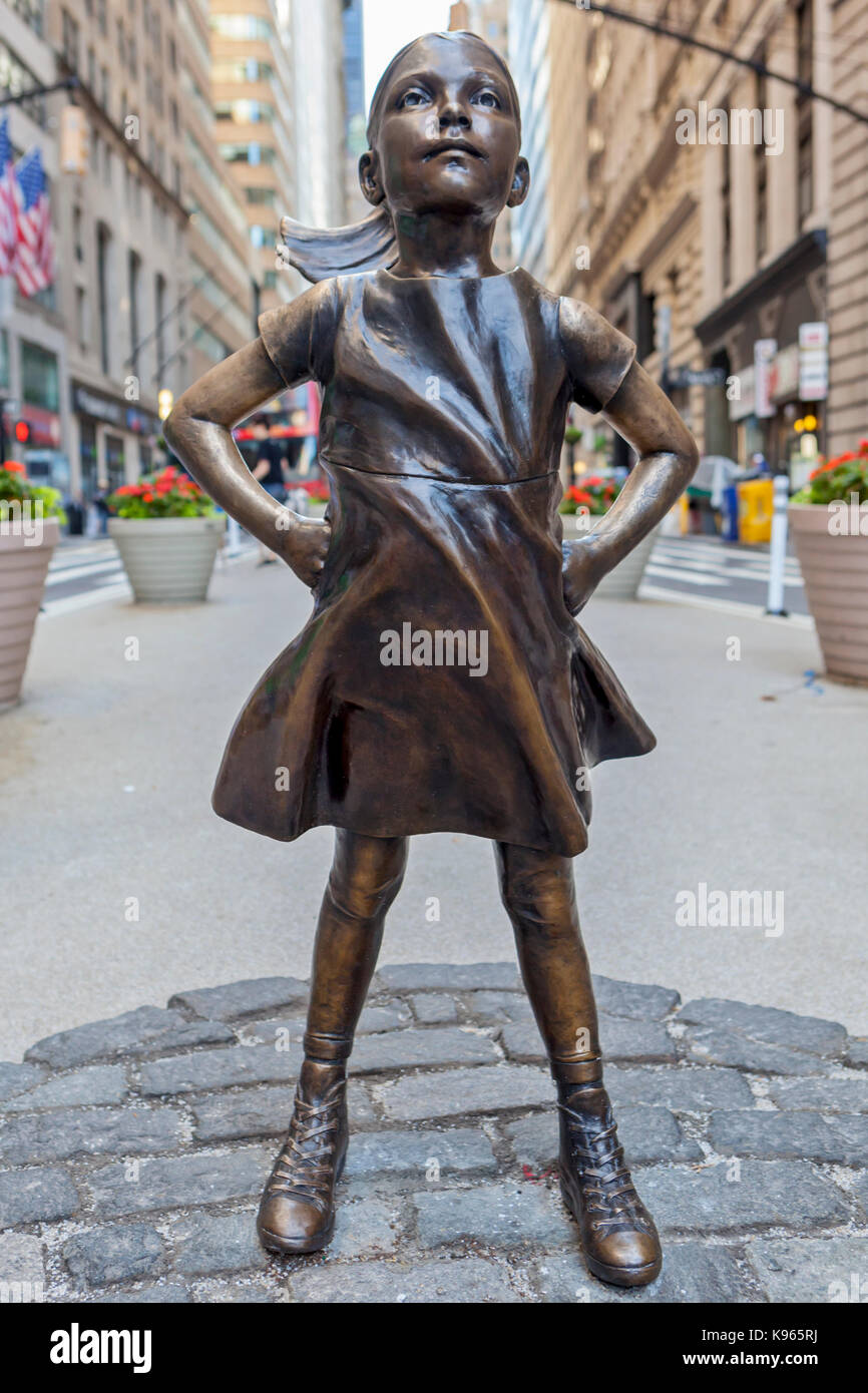 Der furchtlose Mädchen Statue auf Anzeige im Financial District, in der Nähe der New Yorker Börse in Manhattan, New York City. Stockfoto