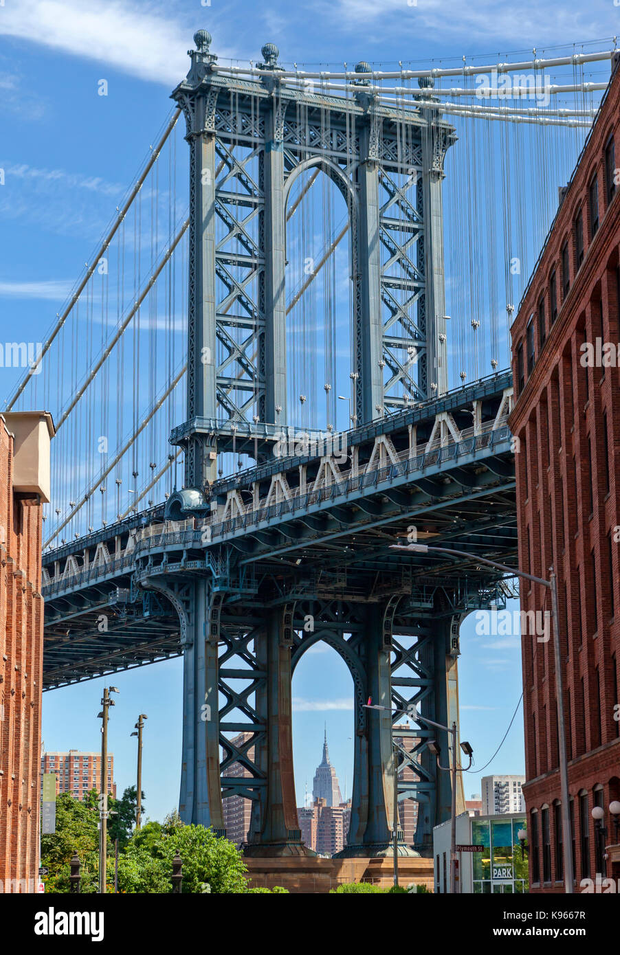 Ein Blick auf die Manhattan Bridge über der Main Street Park von Washington Street. Stockfoto