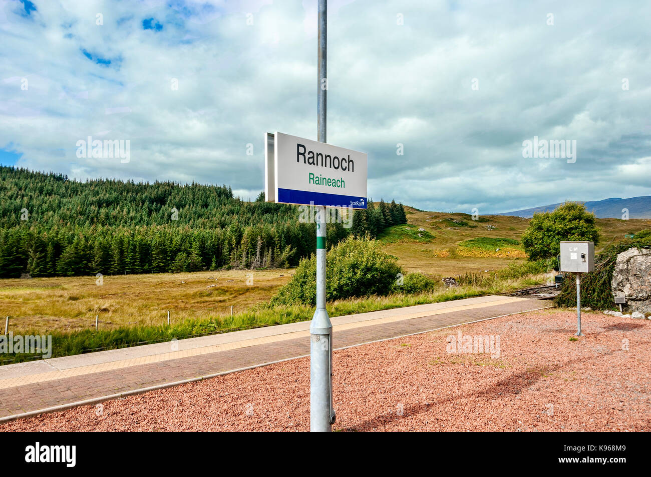 Die renton Stein am nördlichen Ende von rannoch Station durch eine Plantage von Tannen auf der wilden, zerklüfteten und malerischen Rannoch Moor übersehen Stockfoto