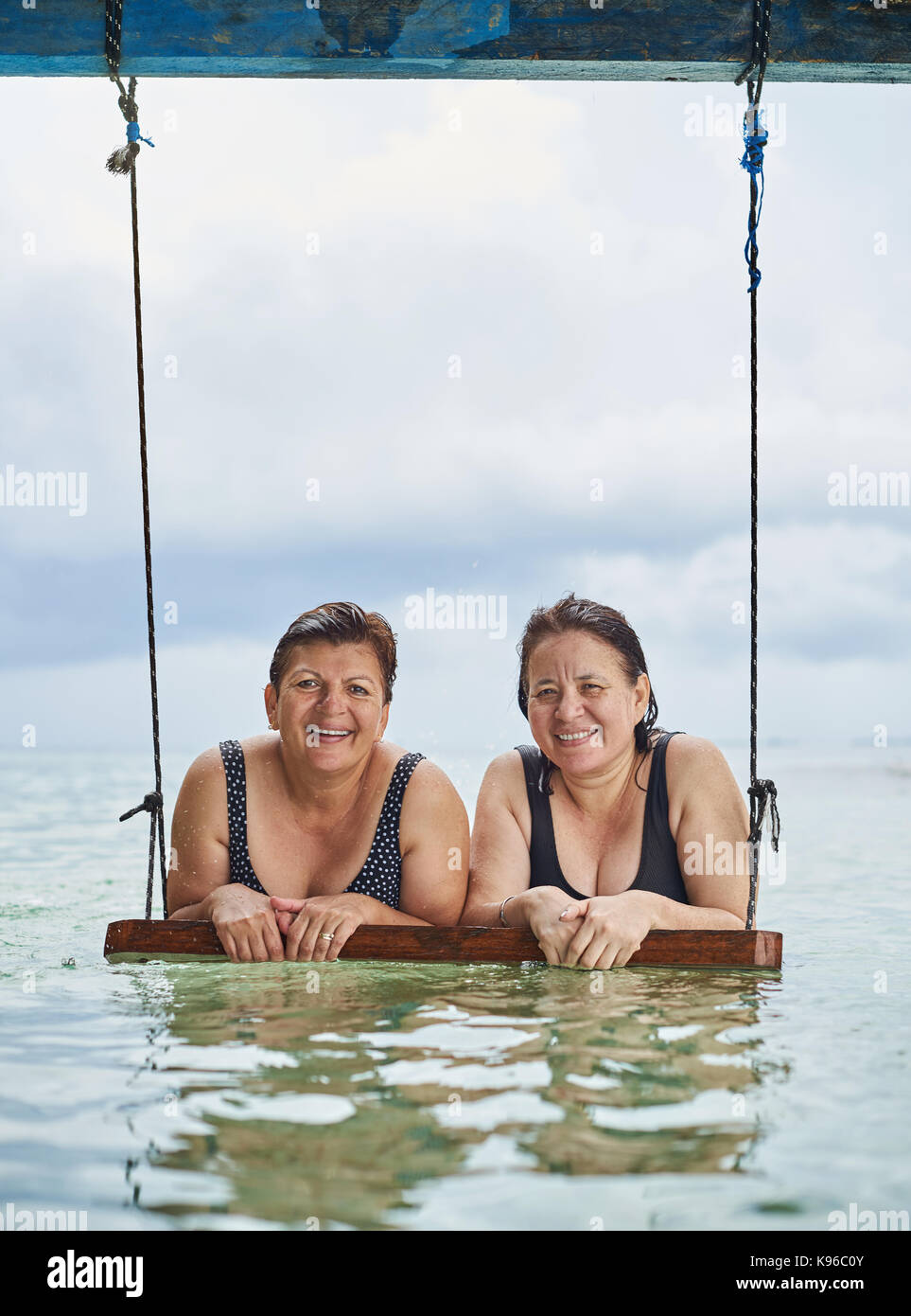Zwei glückliche smling alte Frau am Meer Wasser. Reifen womans im Urlaub Stockfoto