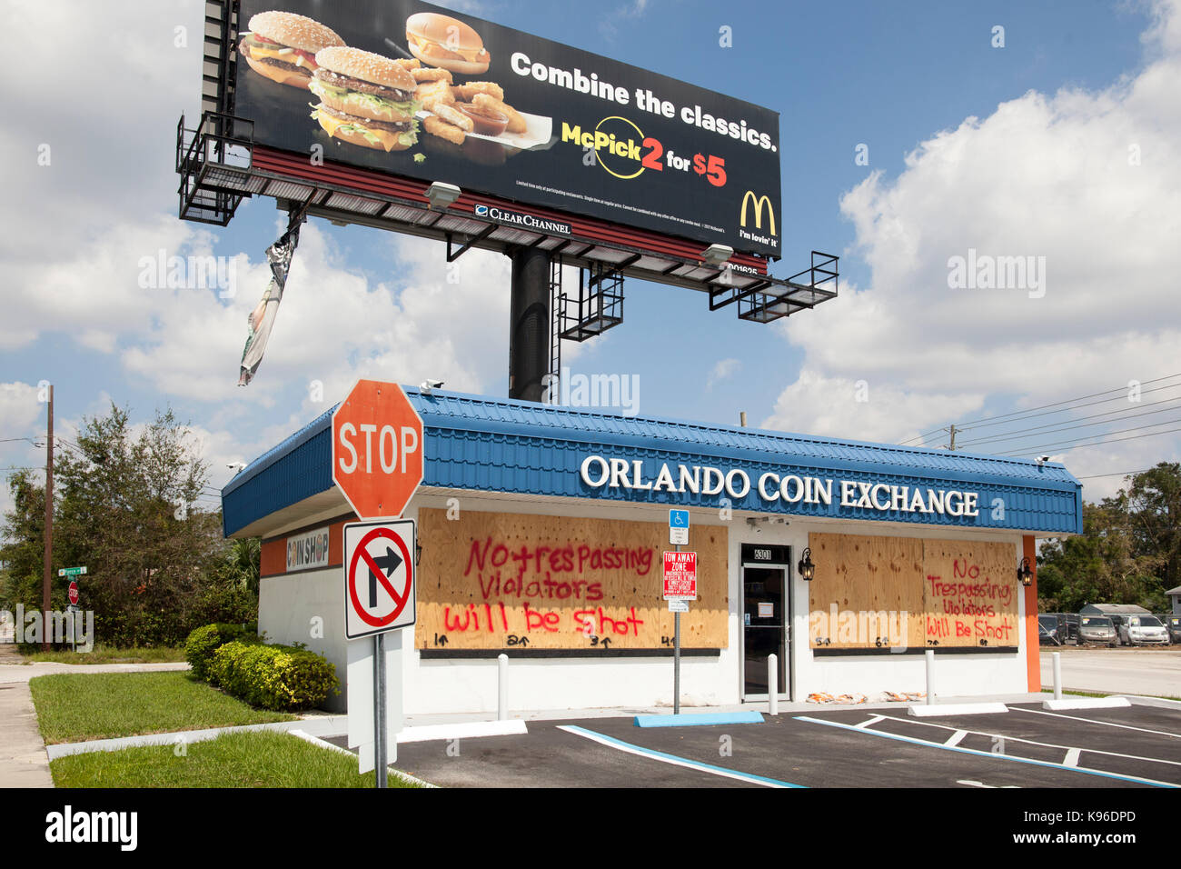 Kein Übertreten Zeichen auf der Münze und Edelmetalle store vor Hurrikan Irma, Kiefer schloss, Florida, einem Vorort von Orlando. Stockfoto