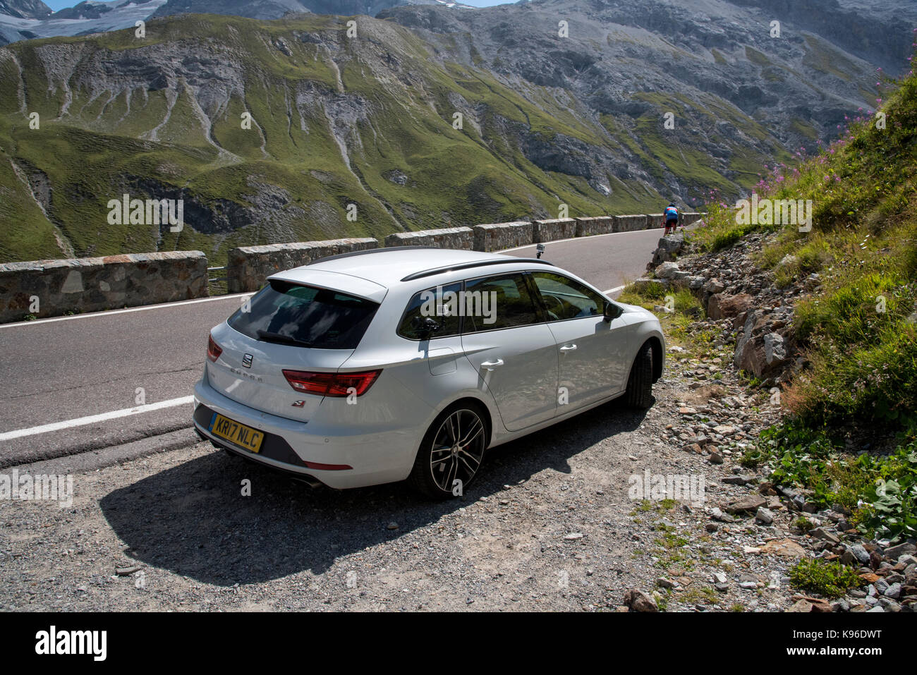 SEAT Cupra mit GoPro Kameras gestoppt auf die alpinen Stilfser Joch, berühmt als eine der Besten fahren Straßen in der Welt, von Italien in die Schweiz Stockfoto