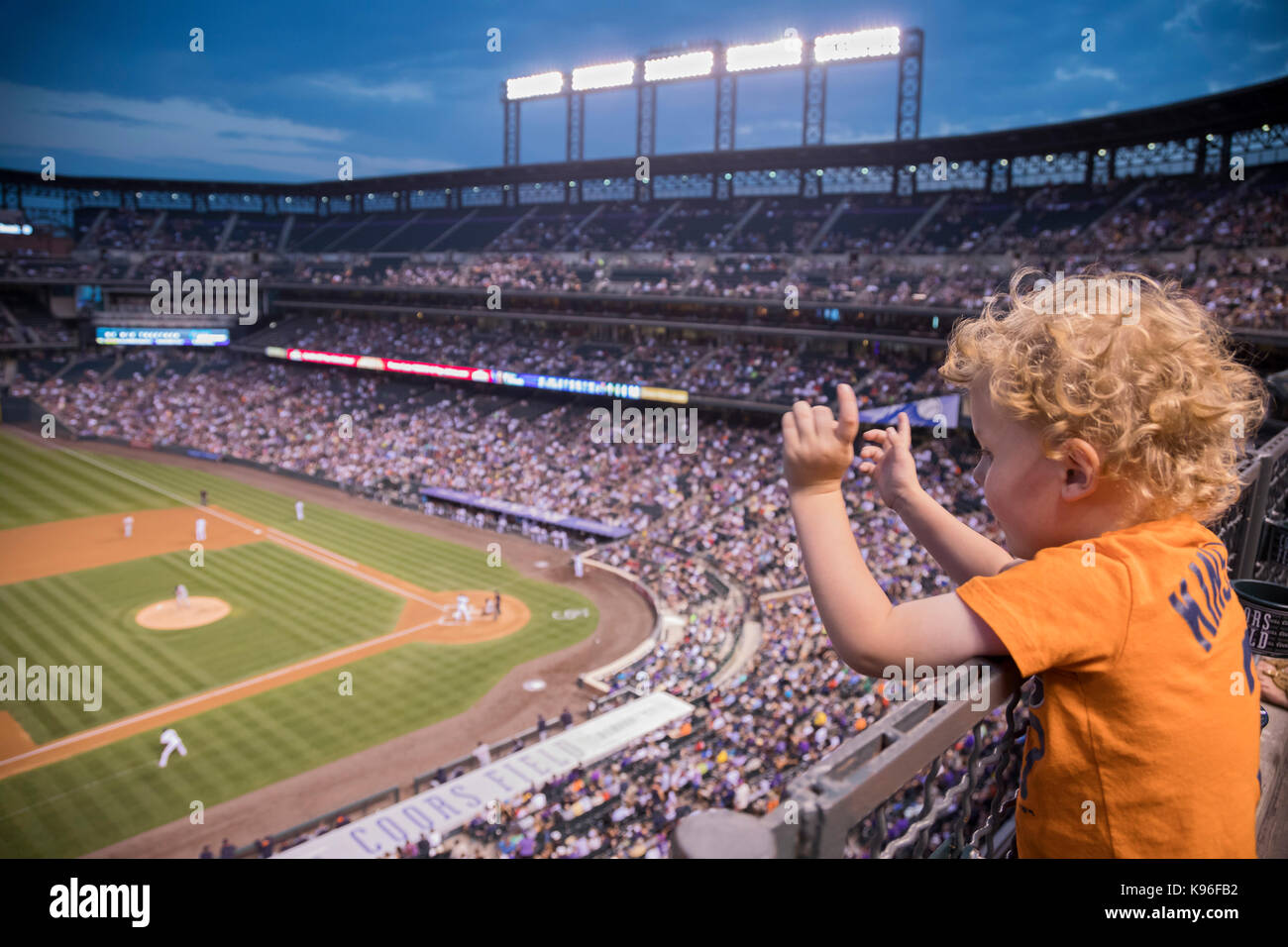 Denver, Colorado - Drei-jährige Adam Hjermsted Jr. Uhren die Detroit Tiger die Colorado Rockies at Coors Field spielen. Stockfoto