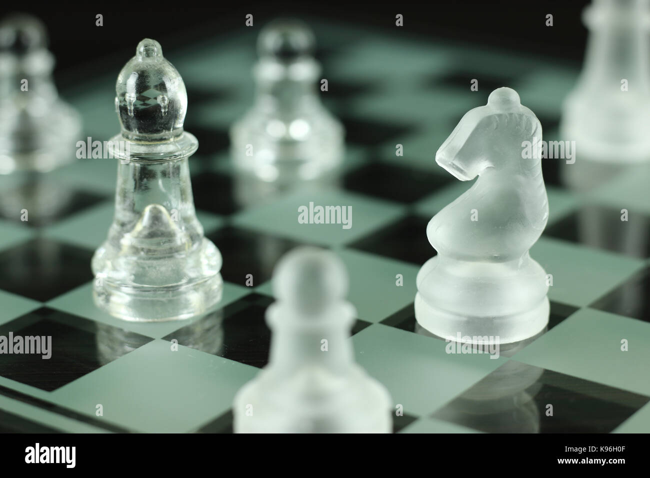 Fotos von eleganten, Glas Schach, zeigen verschiedene Bewegungen und Konfigurationen. Stockfoto