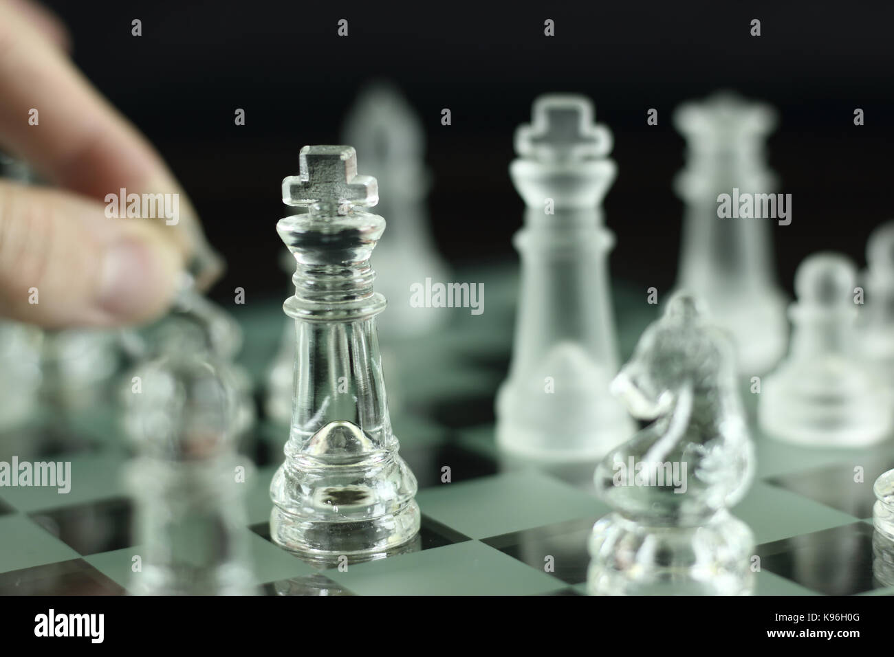 Fotos von eleganten, Glas Schach, zeigen verschiedene Bewegungen und Konfigurationen. Stockfoto