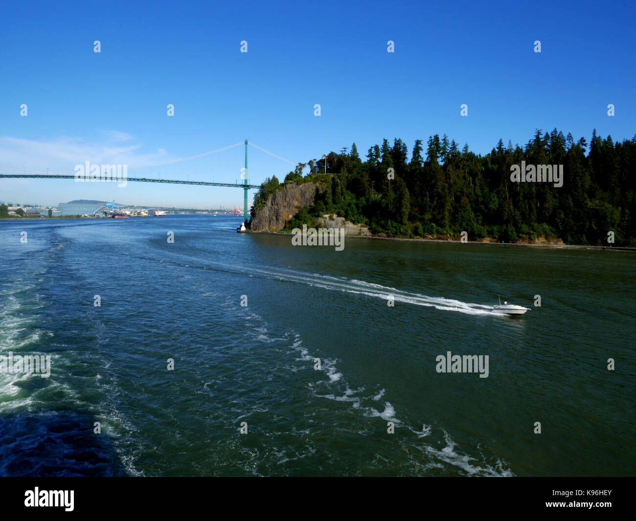 Vorbei unter der Lion's Gate Brücke über die Burrard Inlet, Vancouver, BC, Kanada. Stanley Park ist auf der rechten Seite. Stockfoto