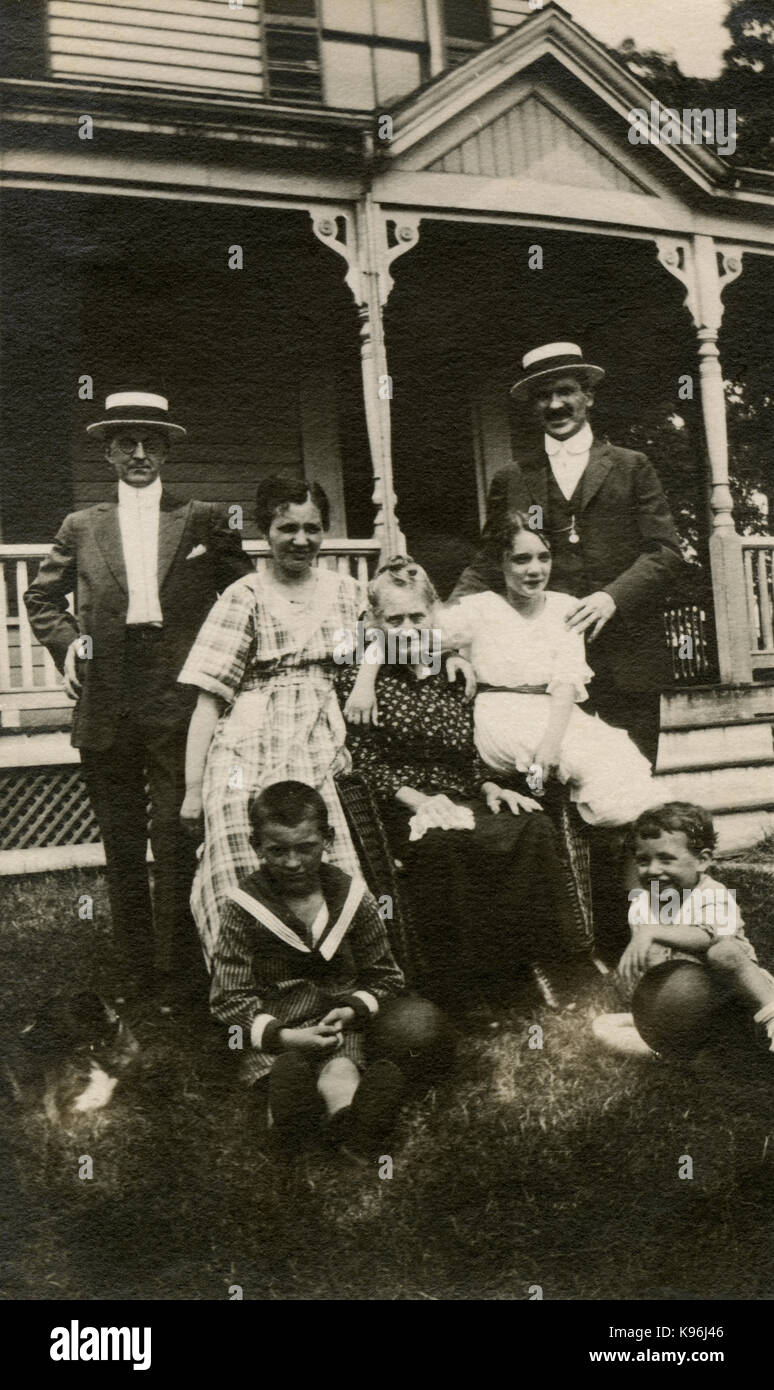 Antike c 1920 Foto, multi-generation Foto vor Home. Lage unbekannt, wahrscheinlich Neu England. Quelle: original Foto. Stockfoto