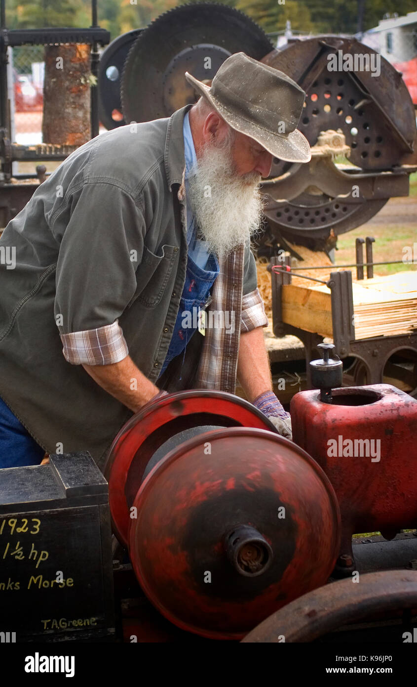 Arbeiten mit antiken landwirtschaftlichen Geräten an der Fryeburg Messe in Fryburg, Maine Stockfoto