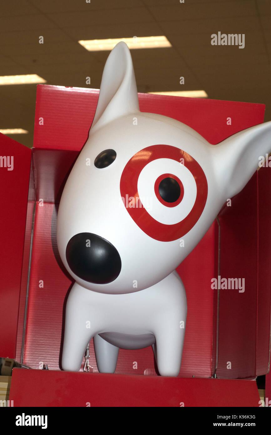 Das Ziel Bullseye hund Maskottchen Welpen im Store gefunden. St. Paul  Minnesota MN USA Stockfotografie - Alamy