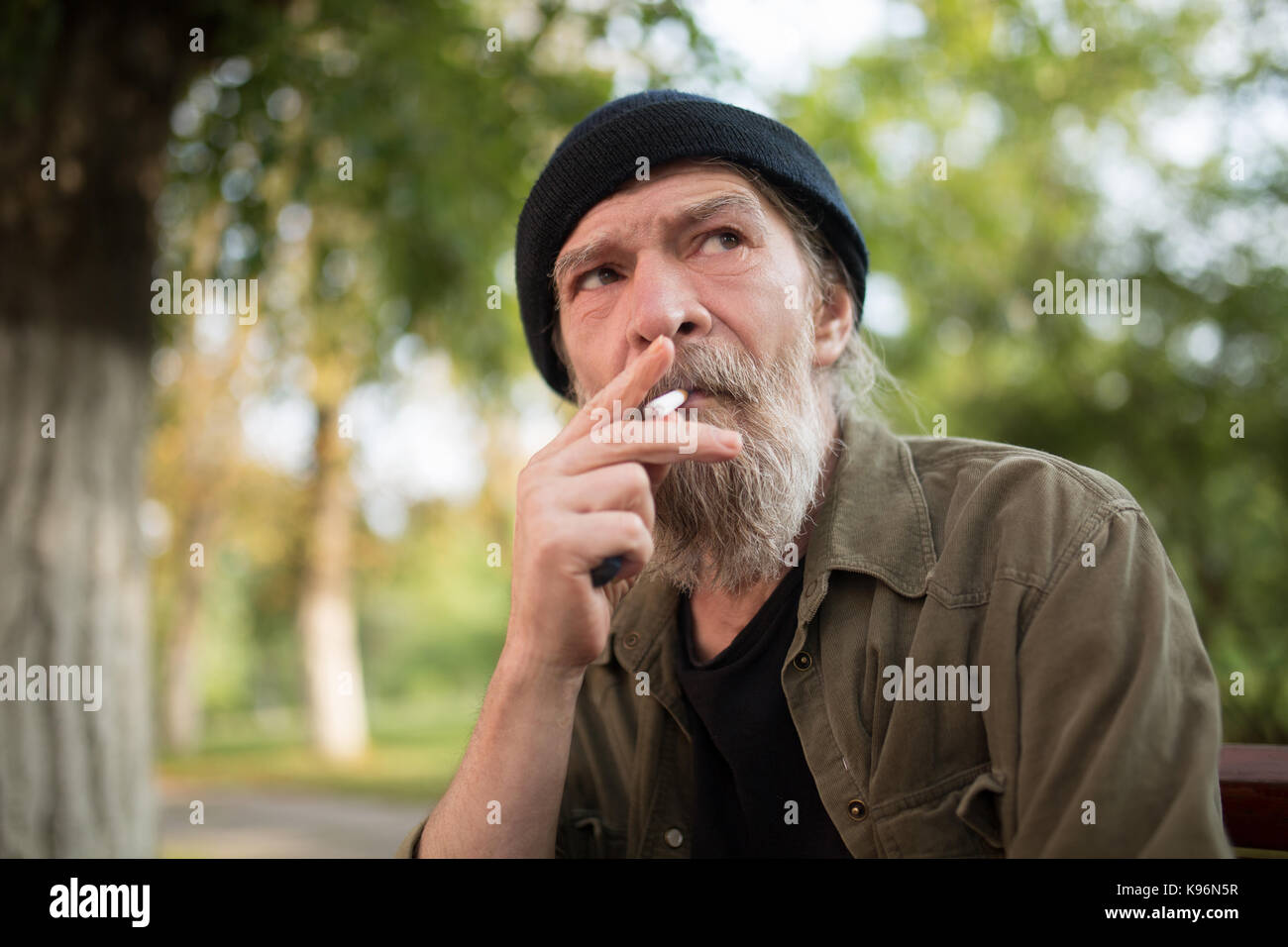 Portrait von Obdachlosen alten Mann rauchen. Stockfoto