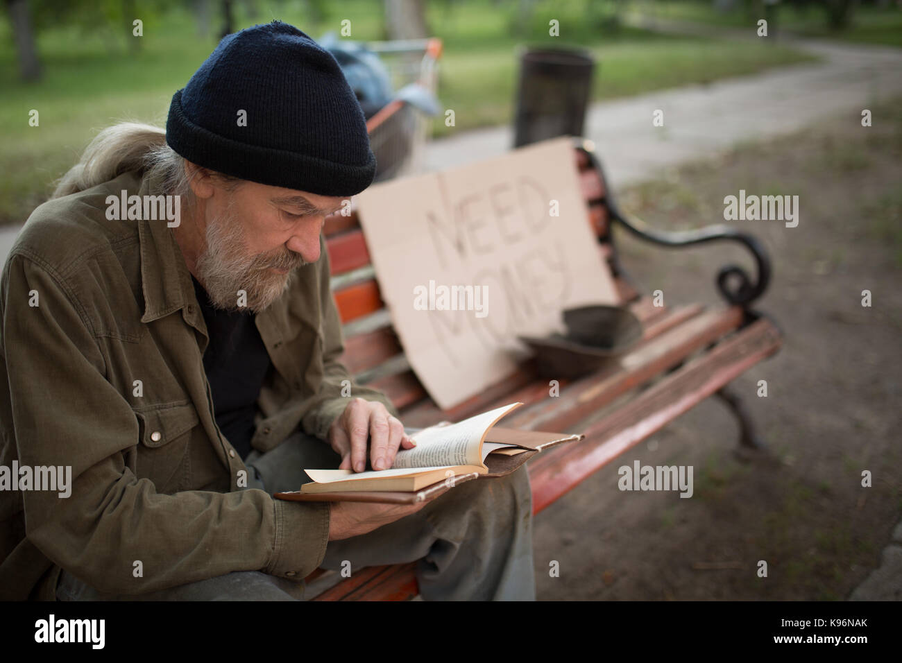 Nahaufnahme der alte Mann lesen während sitzt auf der Bank. Stockfoto