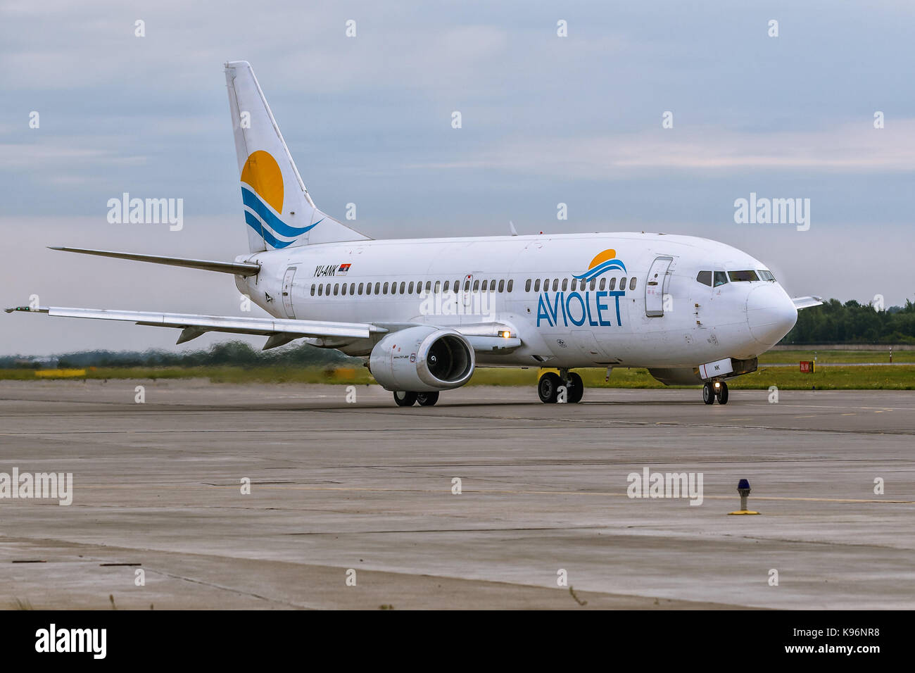 Pulkovo, St.-Petersburg, Russland - 10. August 2017: Das Flugzeug Boeing 737 Yu-ank der Luft Serbien Airline bewegt sich auf der Landebahn gegen den hinterg Stockfoto