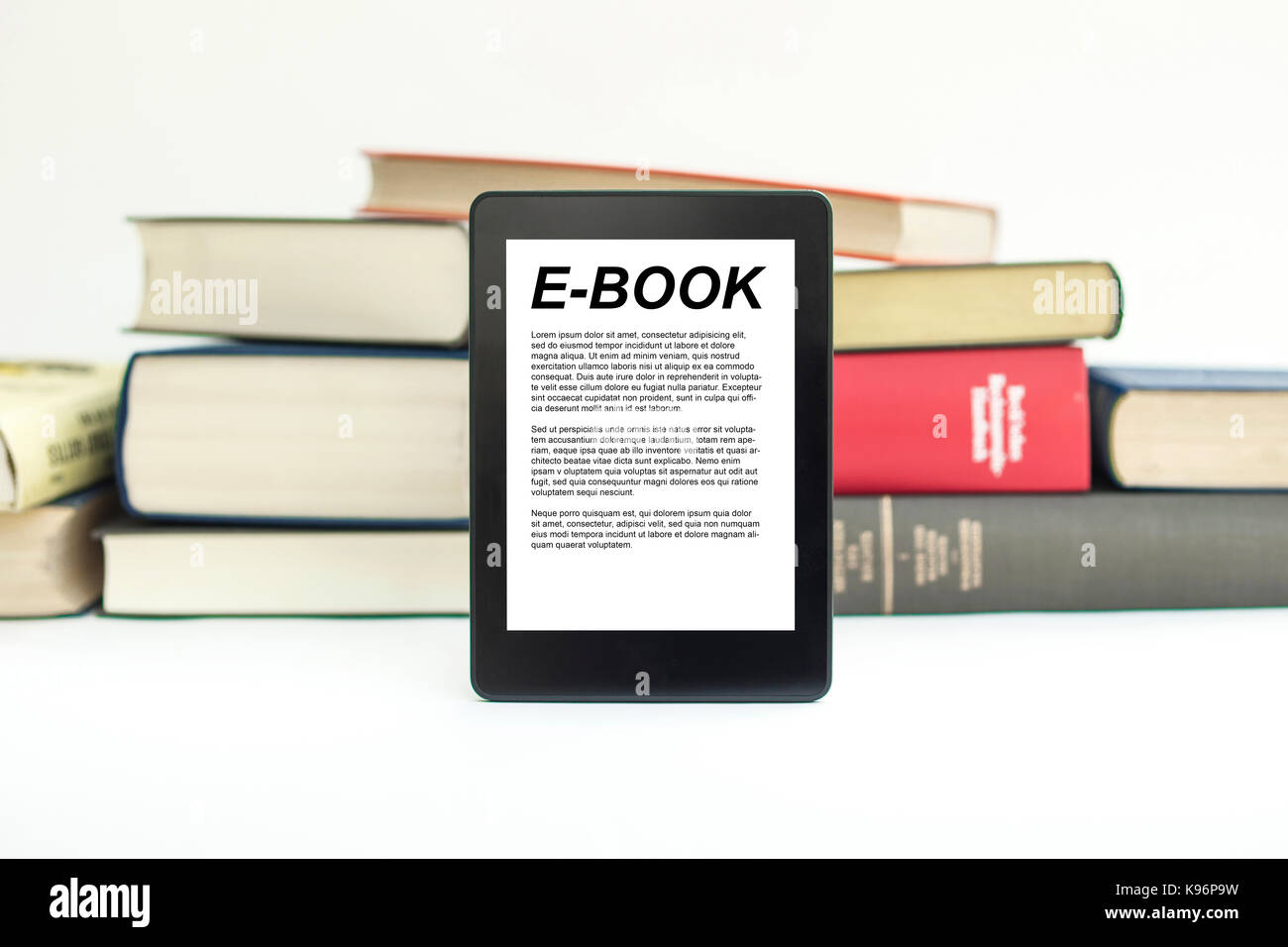E-Book Device mit Büchern in Weiß isoliert Hintergrund. Stockfoto