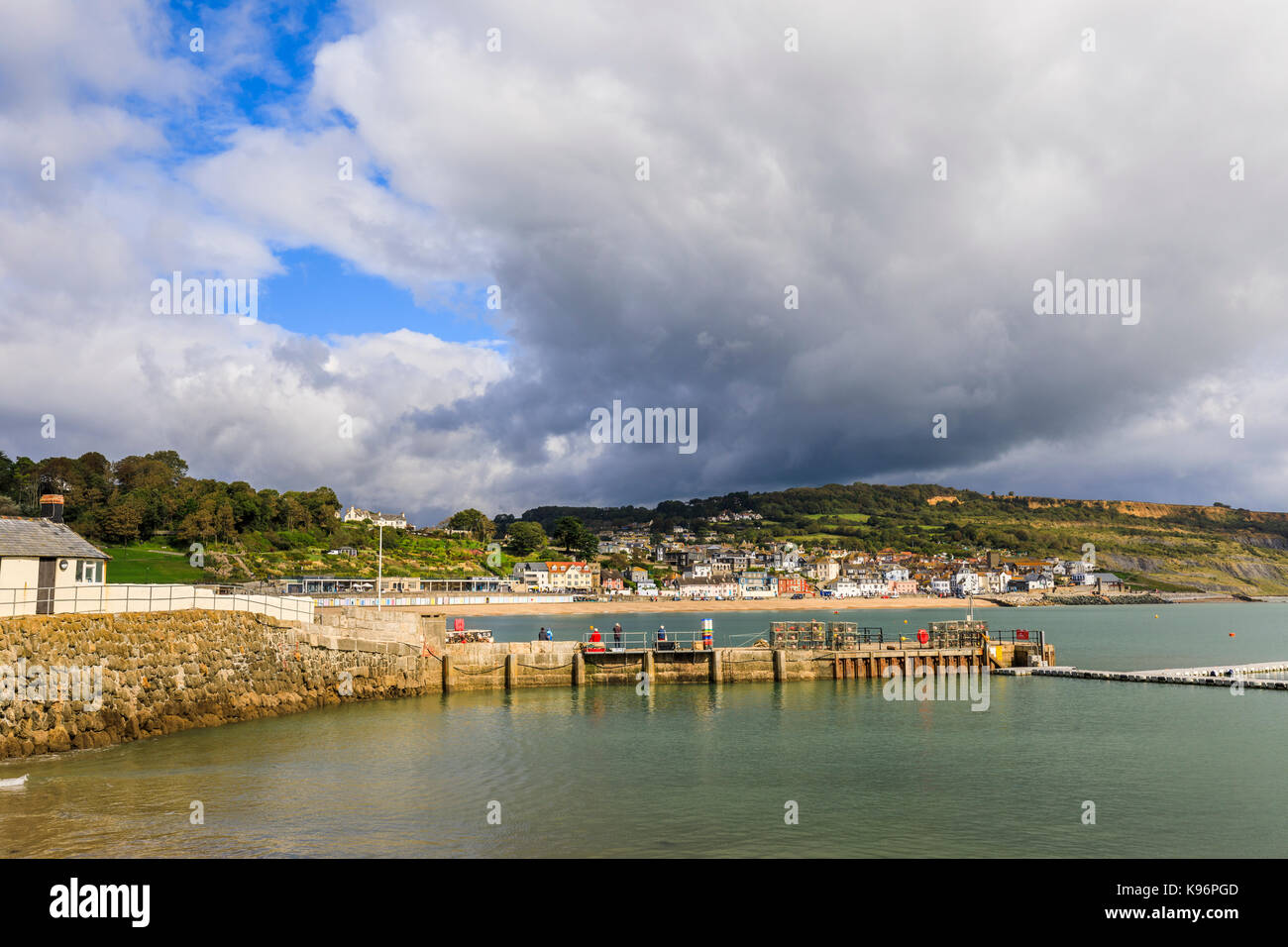 Blick von der Cobb der Lyme Bay und Lyme Regis, einer Küstenstadt in West Dorset, an der englischen Kanalküste auf der Dorset - Devon Grenze Stockfoto