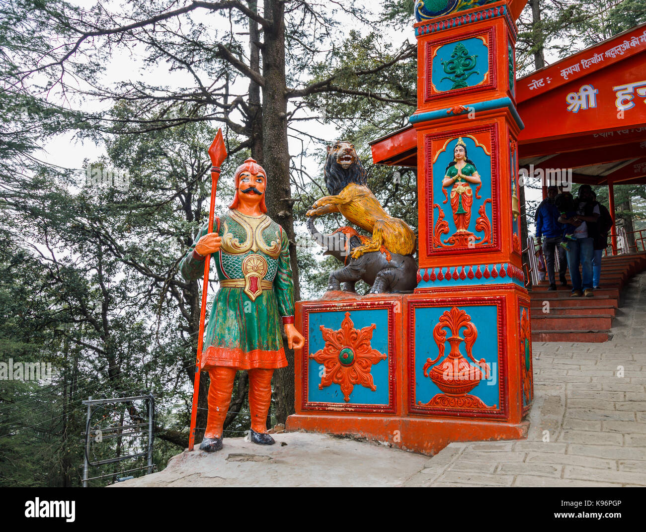 Warrior statue bewachen den Eingang des hinduistischen Jakhu Tempel auf jakhu Hill, der Affengott Hanuman, Simla, Himachal Pradesh, Nordindien gewidmet Stockfoto