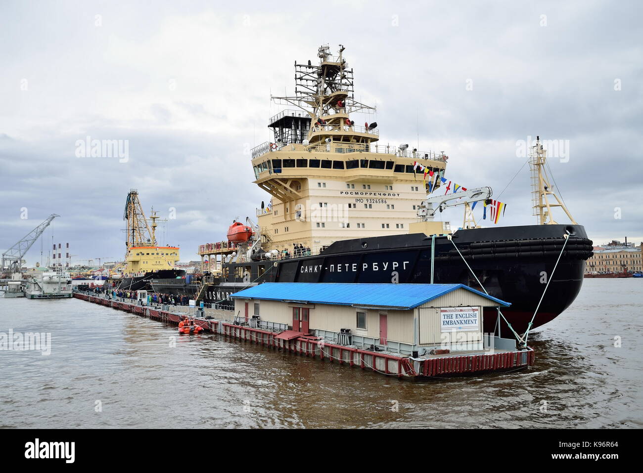 St. Petersburg, Russland - 30. APRIL 2017: Icebreaker Sankt Petersburg auf der Englischen Uferstraße günstig auf das Festival von Eisbrechern in St. Petersburg Stockfoto