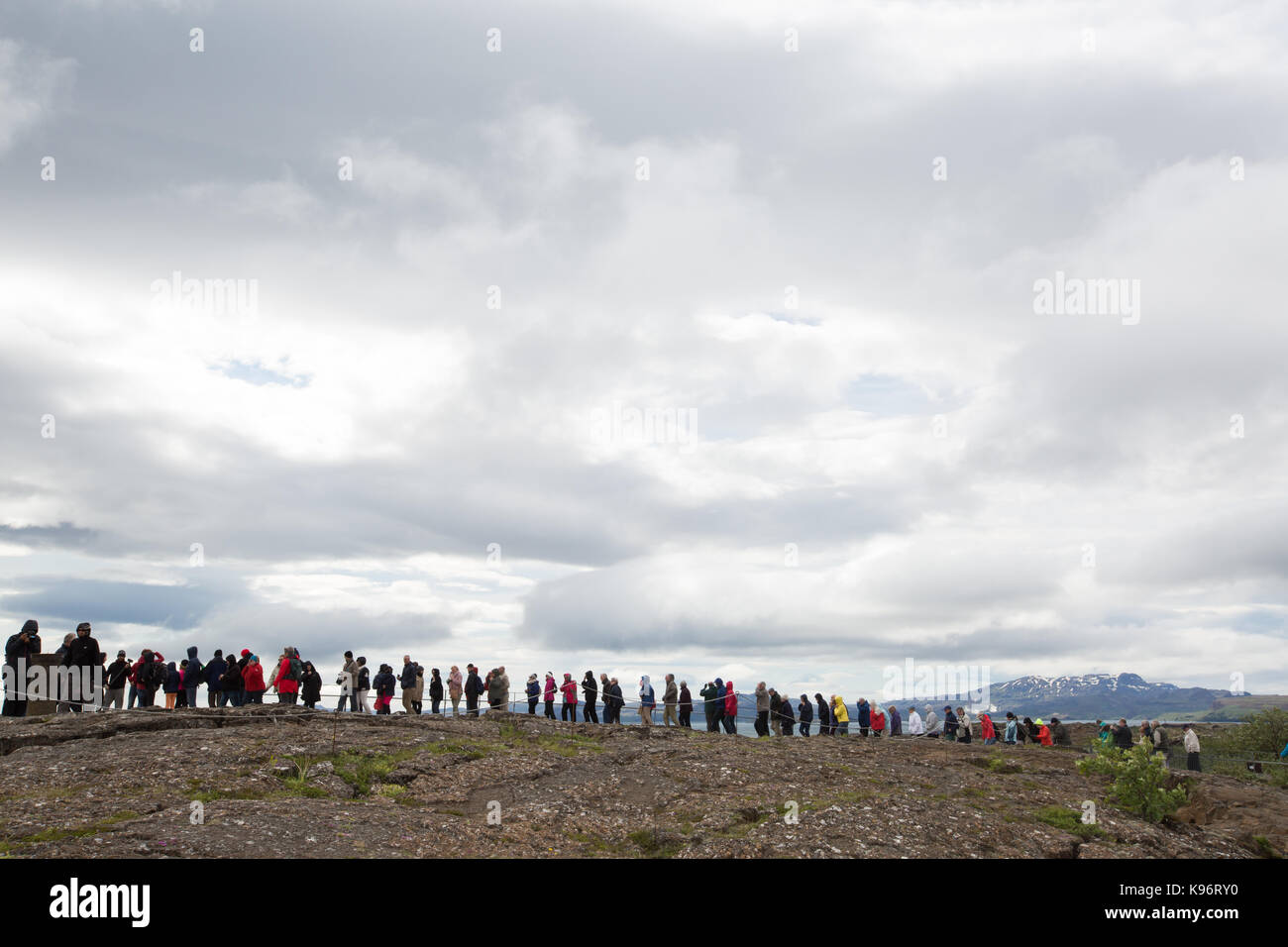 Menschen zu Fuß entlang der Promenade auf den Nationalpark Thingvellir. Stockfoto