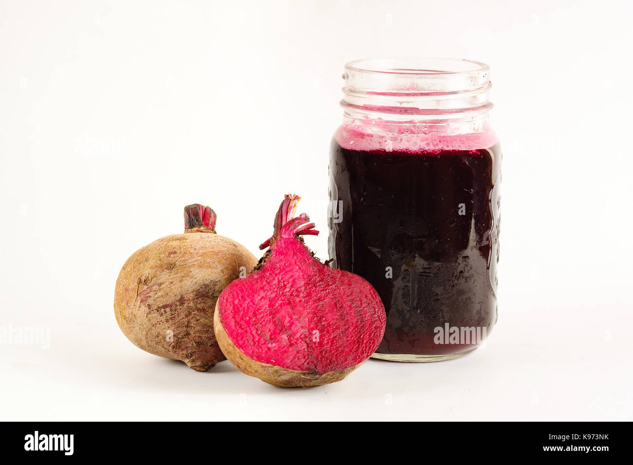 Rote-bete-Saft auf weißem Hintergrund Stockfoto