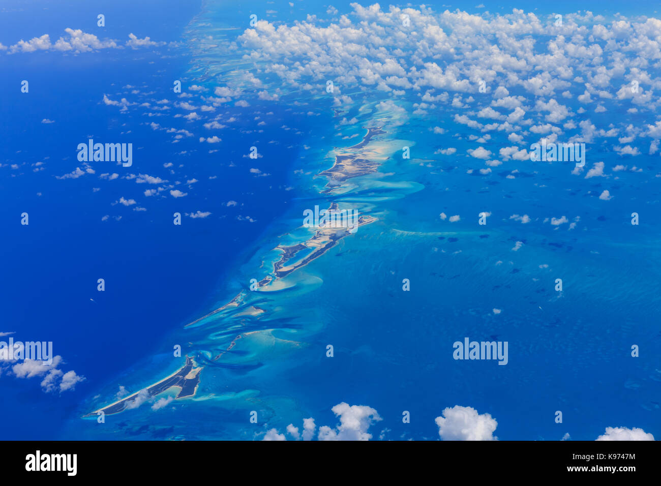 Luftaufnahme der Bahamas und des Atlantischen Ozeans an einem klaren, sonnigen Tag, Commonwealth of the Bahamas, Lucayan Archipel Stockfoto