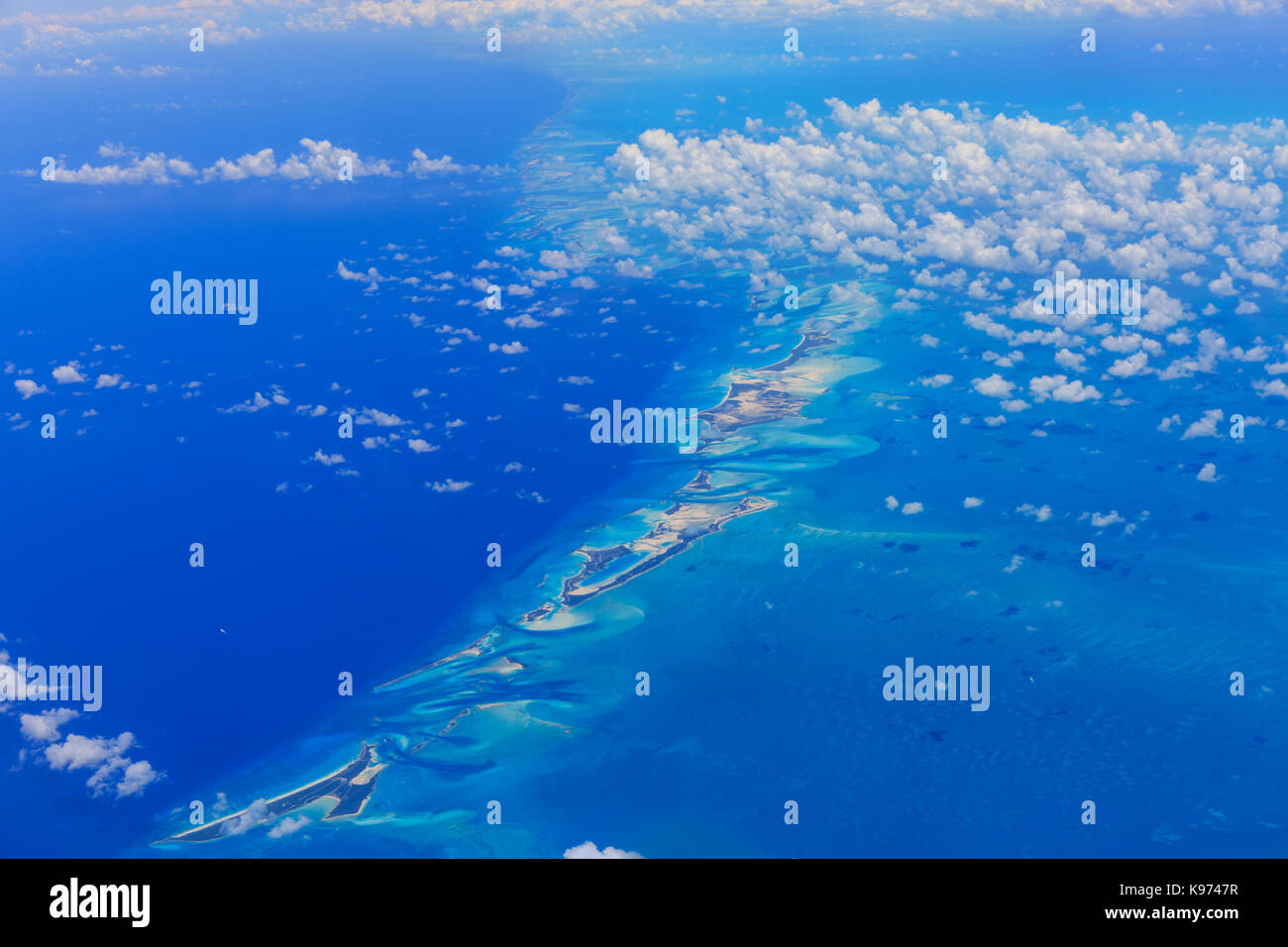 Luftaufnahme der Bahamas und des Atlantischen Ozeans an einem klaren, sonnigen Tag, Commonwealth of the Bahamas, Lucayan Archipel Stockfoto