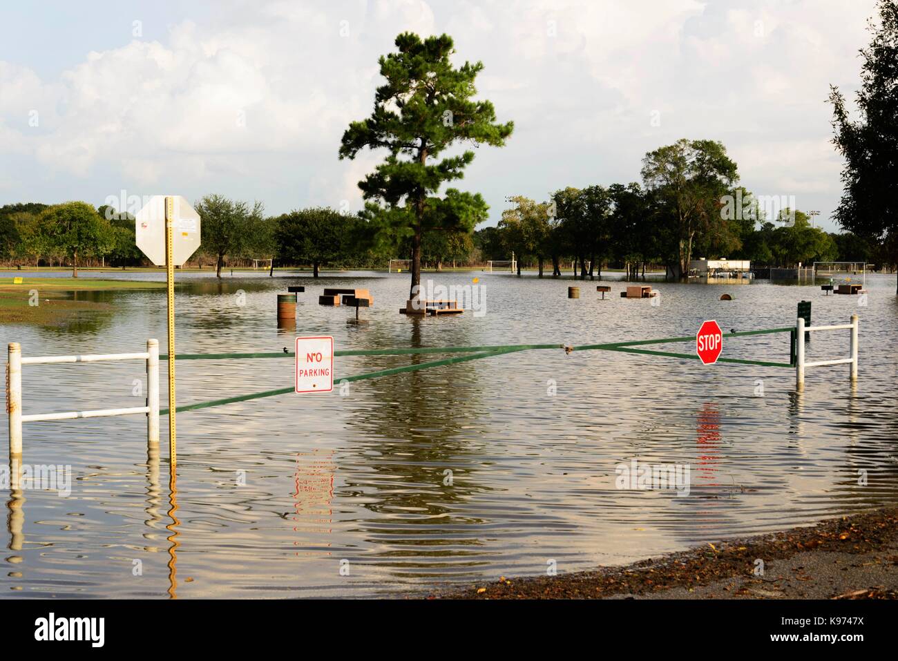 Houston Post - Harvey ständigen Hurrikans Hochwasser in Addick der Behälter, 20. September 2017 Stockfoto