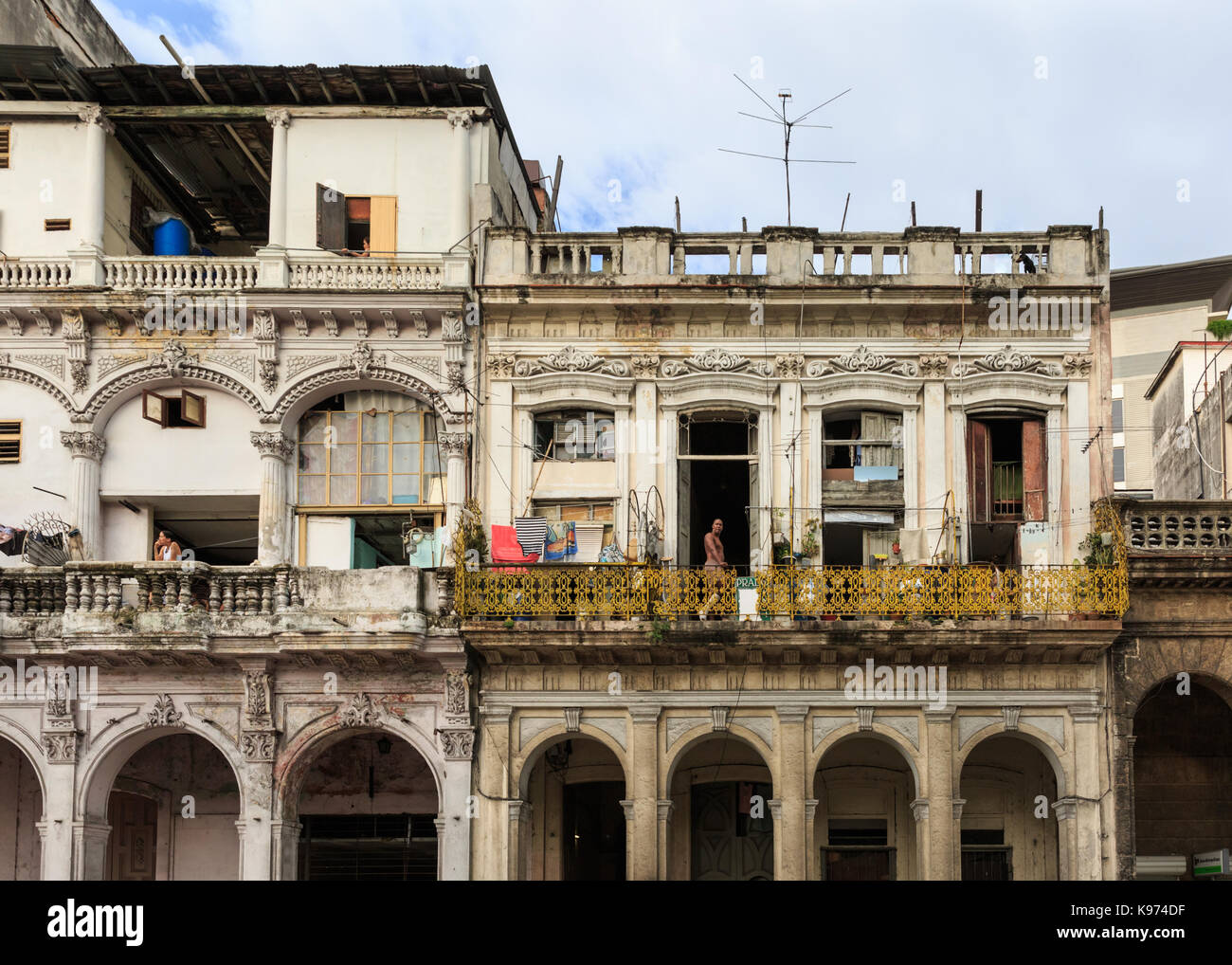 Die Kubaner auf der Suche nach Balkon der historischen Gebäude, Wohn- Architektur in Habana Vieja, die Altstadt von Havanna, Kuba Stockfoto