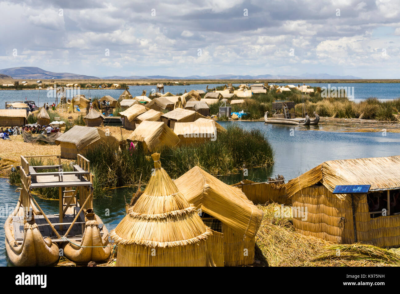 Die Uros Inseln, reed Häuser und Reed auf Inseln in dem Titikakasee, Anden Hochland, Peru Stockfoto