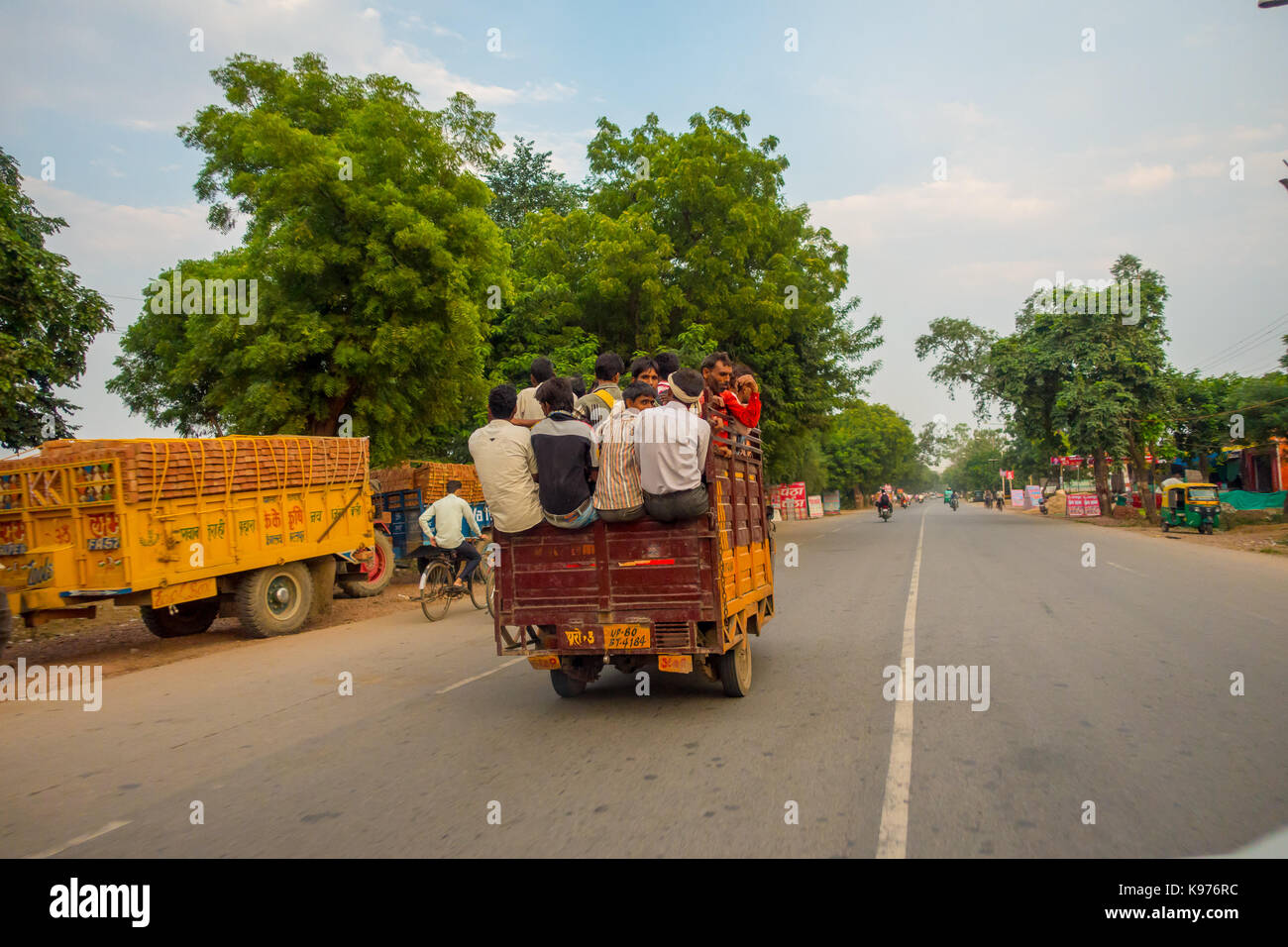 AGRA, INDIEN - 19. SEPTEMBER 2017: Masse der Leute im hinteren Teil des Autos in den Straßen von Central City in Agra, Indien. Stockfoto