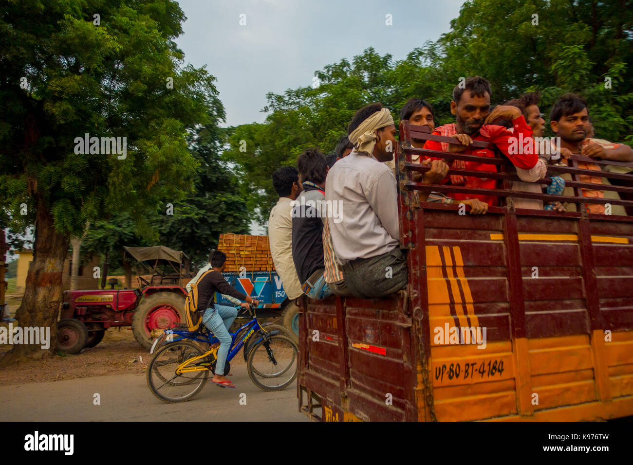 AGRA, INDIEN - 19. SEPTEMBER 2017: Masse der Leute im hinteren Teil des Autos in den Straßen von Central City in Agra, Indien. Stockfoto