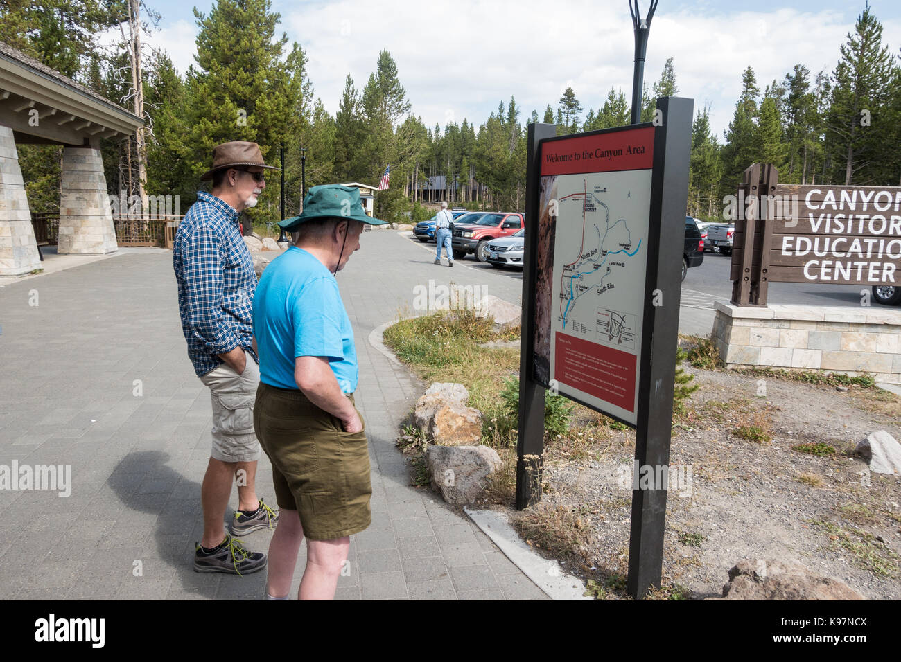 Zwei ältere Männer, tragen Hüte, betrachten die veröffentlicht Brett/Karte der Canyon village Bereich direkt vor dem Besucherzentrum Yellowstone National Park Stockfoto