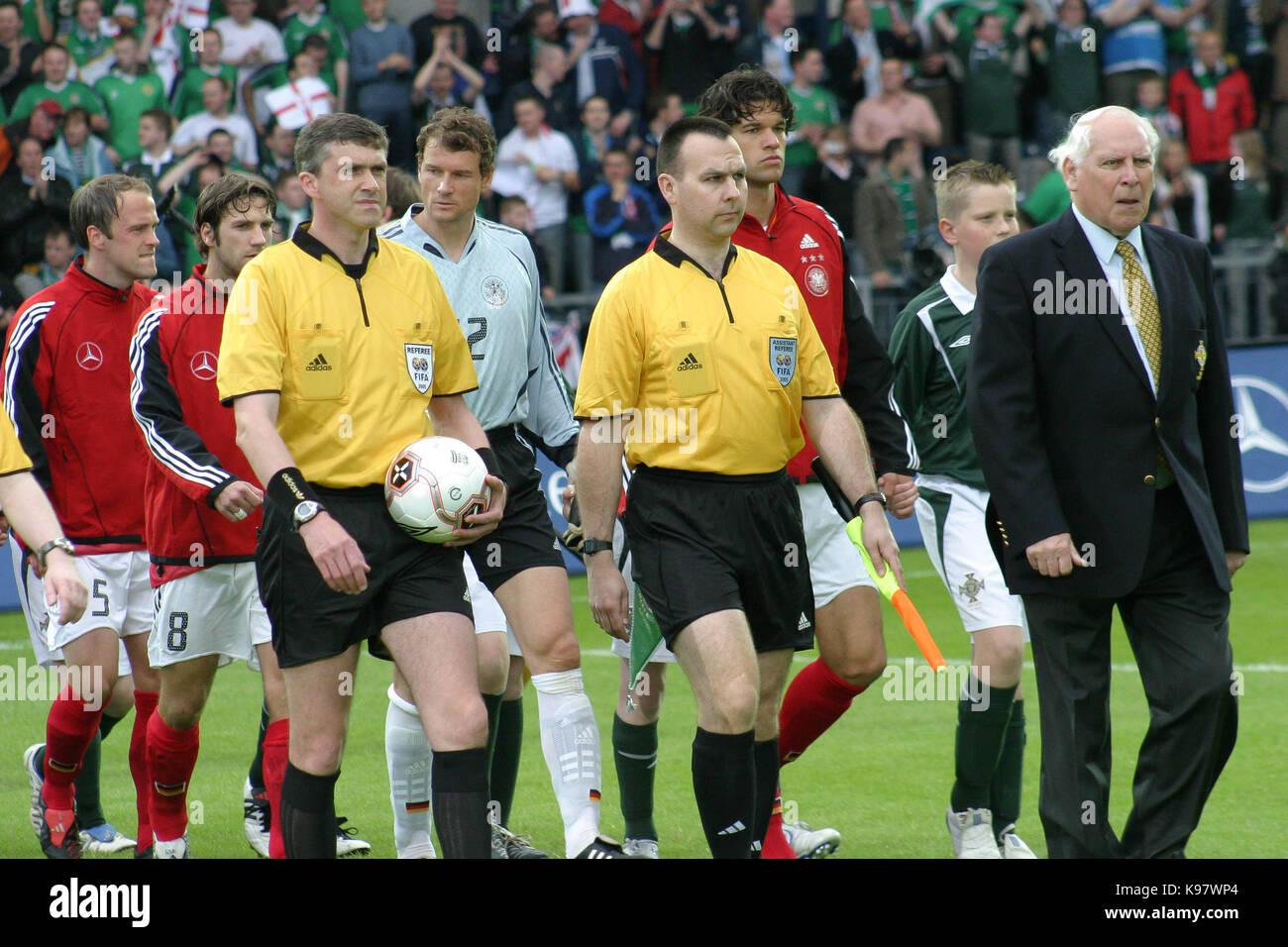 Nordirland gegen Deutschland im Windsor Park, Belfast am 04. Juni 2005. Michael Ballack (re-13-Front) bringt Deutschland auf die Tonhöhe im Windsor Park. Stockfoto