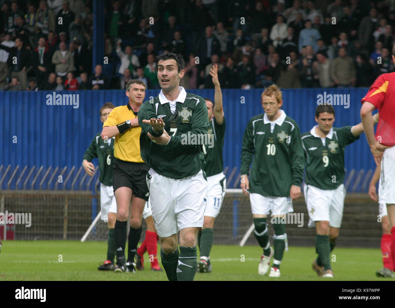 Nordirland gegen Deutschland im Windsor Park, Belfast am 04. Juni 2005. Keith Gillespie Nordirland (7) Ansprüche der Hand-ball nach Robert Huth hatte in der Tat seinen Schuß über das Kreuz - bar geschoben. Huth wurde abgeschickt und David Healy gezählt von der daraus resultierenden Hindernisverweigerung vorhanden-Kick. Stockfoto